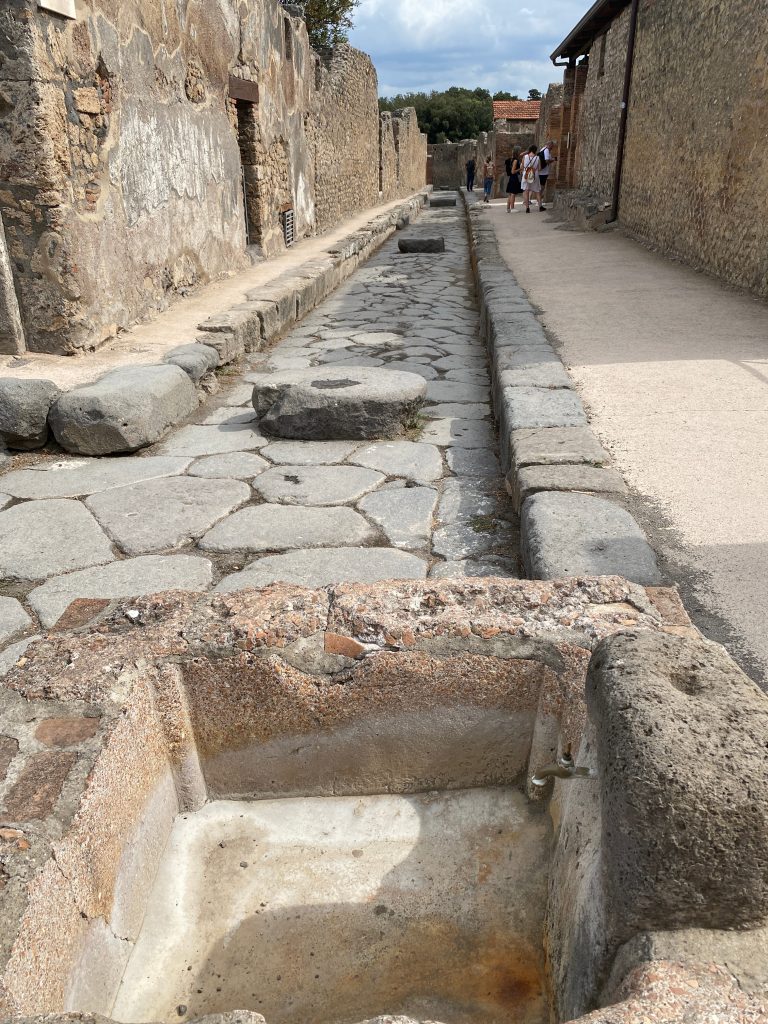 Calle y fuente de Pompeya