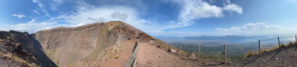 Agujero volcán y vistas desde el Vesubio